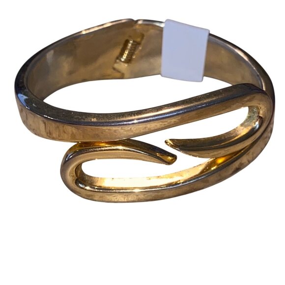 Vintage Gold Tone Hinged Bangle Bracelet With Abstract Design & Clasp Closure - Picture 1 of 7